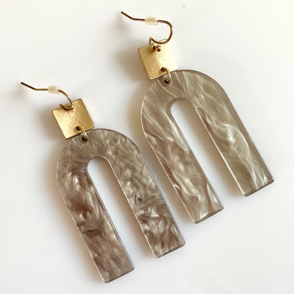 LARGE LIGHTWEIGHT NEUTRAL EARRINGS